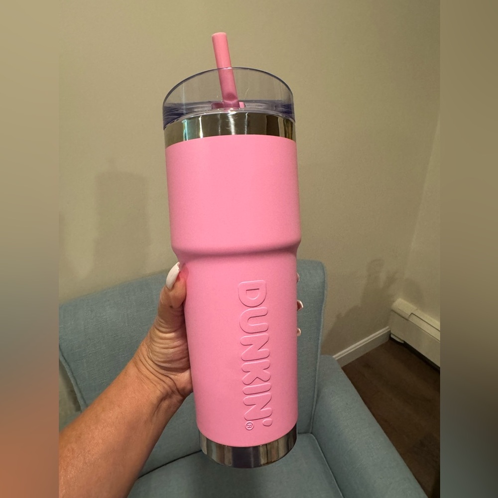Dunkin’ 32 oz pink tumbler